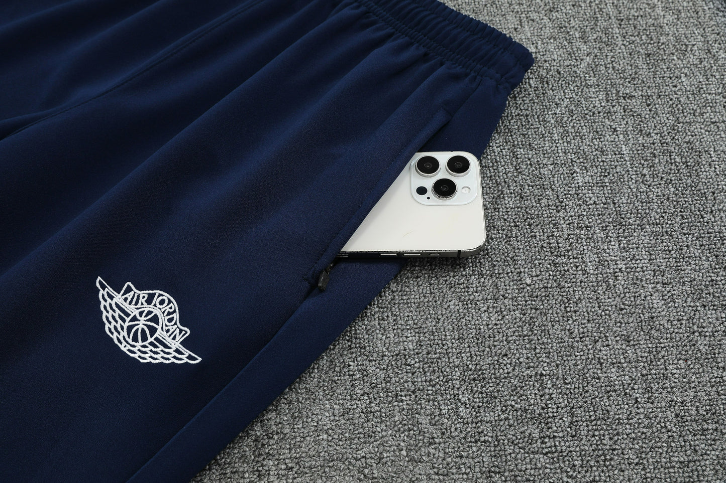 Paris Saint-Germain 2025/26 Soccer Training Set – Parisian Elegance in White and Navy