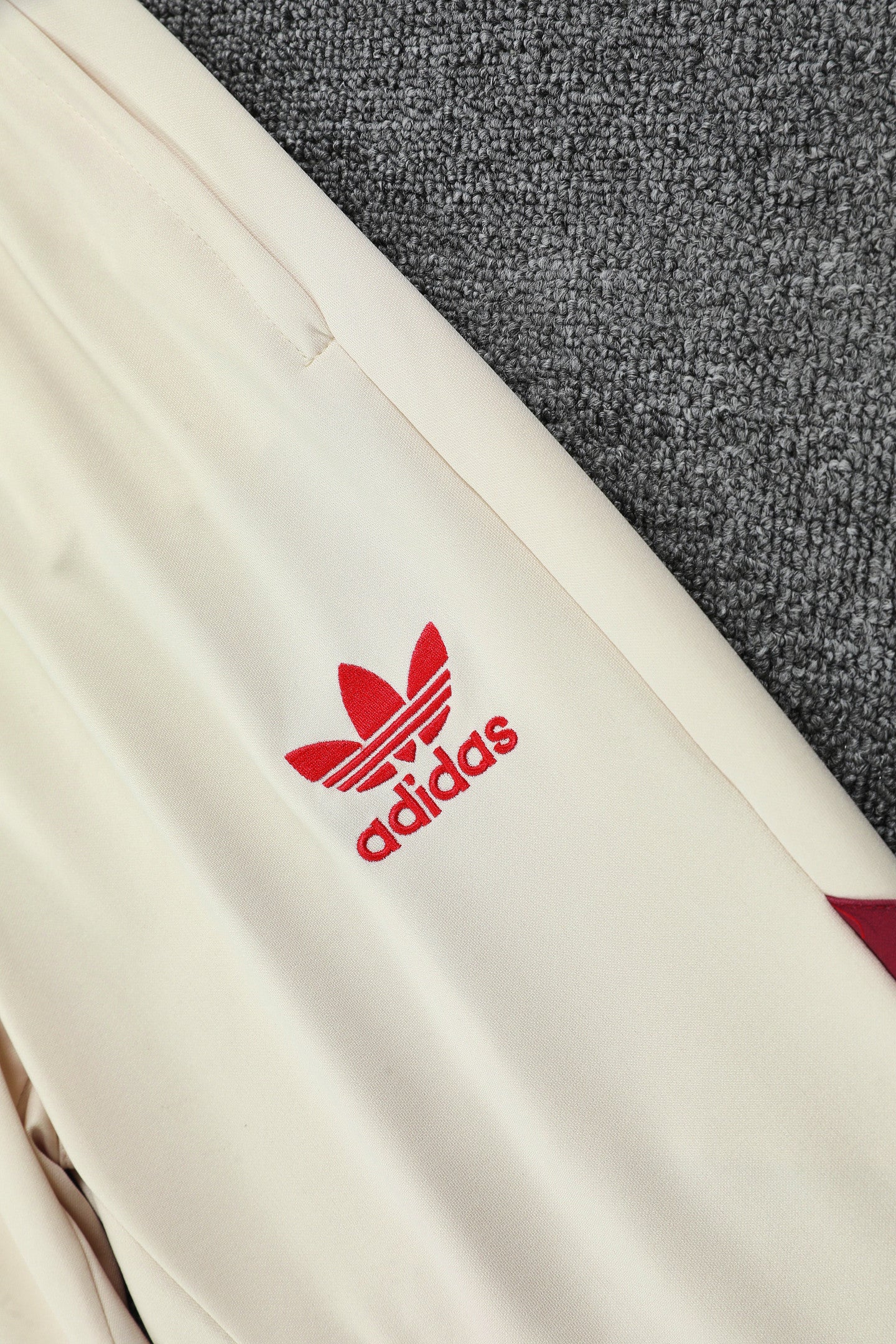 Bayern Munich 2025/26 Training Set – Cream Red Power Performance