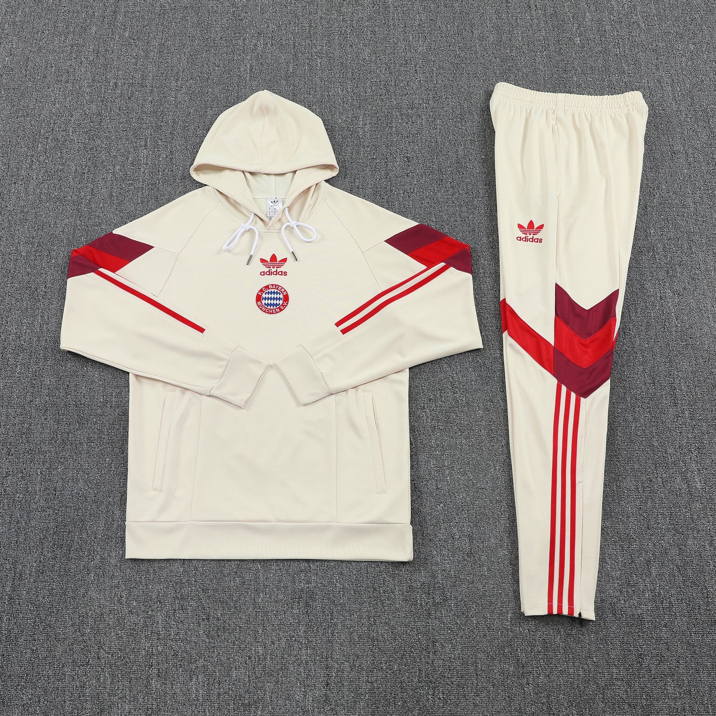 Bayern Munich 2025/26 Training Set – Cream Red Power Performance