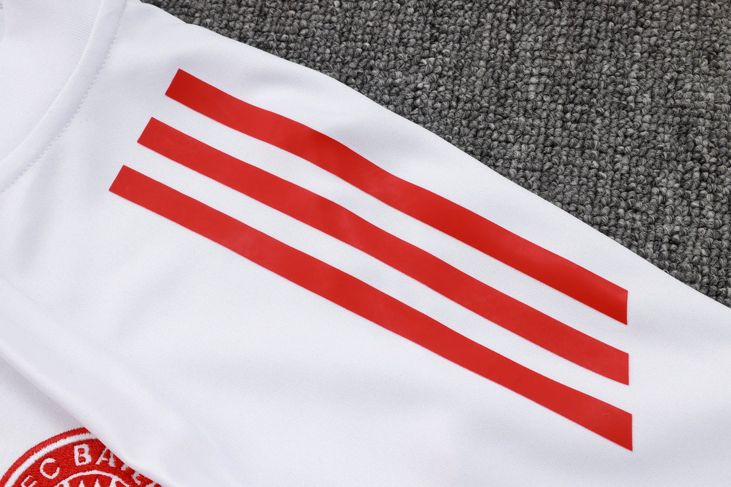 Bayern Munich 2025/26 Soccer Training Set – Ice White Energy Meets Red Power