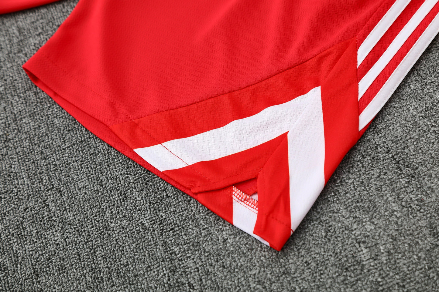 Bayern Munich 2025/26 Training Set – Red & White Geometric