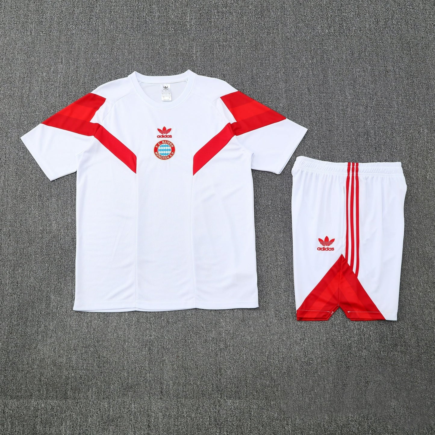 Bayern Munich 2025/26 Training Set and Shorts Set – White & Red Geometric